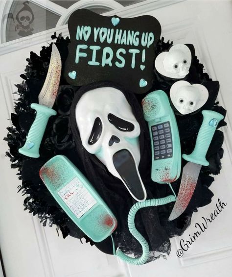 Scream Party, Scary Halloween Cakes, Retro Room Ideas, Horror Cake, Horror Themed Party, Scary Cakes, Horror Crafts, Scream Mask, Movie Crafts