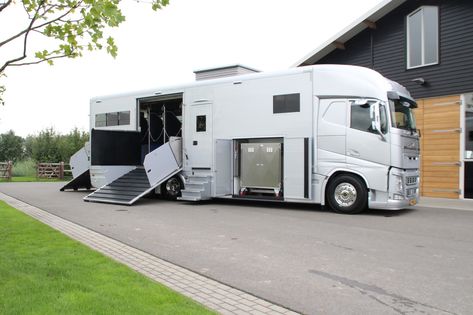 RR6 Top Class Line - Roelofsen Horse Trucks Horse Truck, Horse Transport, Luxury Motorhomes, Horse Box, Horse Photo, Luxury Rv, Rv Truck, Types Of Horses, Dream Horse