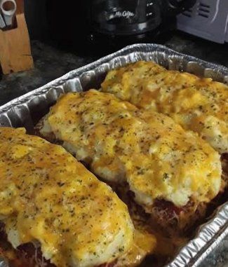 Meatloaf with mashed potatoes and cheese Easy Kid Friendly Casseroles, Meatloaf With Mashed Potatoes, Kid Friendly Casseroles, Meatloaf Topping, Cheesy Meatloaf, Meatloaf Casserole, Potatoes And Cheese, Gordon Ramsay Recipe, Classic Meatloaf Recipe