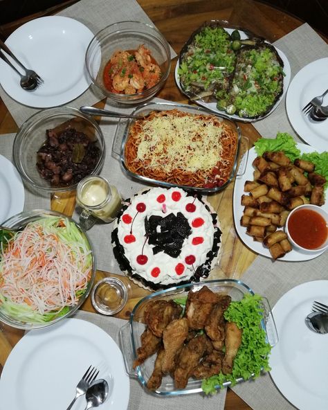 Simple Birthday Food Ideas Filipino, Pinoy Birthday Party Food, Pinoy Party, Pinoy Christmas, Filipino Food Party, Delicious Food Image, Food Feast, Birthday Pic, Tumblr Food