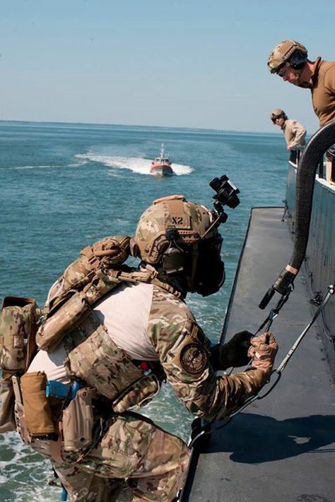 US Coast Guard MSRT practicing hook and ladder climb on a ferry in Norfolk high speed low drag, multicam tactical gas mask "the good guys" DSF Coast Guard Msrt, Tactical Gas Mask, Coast Gaurd, Marine Officer, Military Motivation, Royal Marine Commando, Military Wallpaper, Special Force, Us Coast Guard