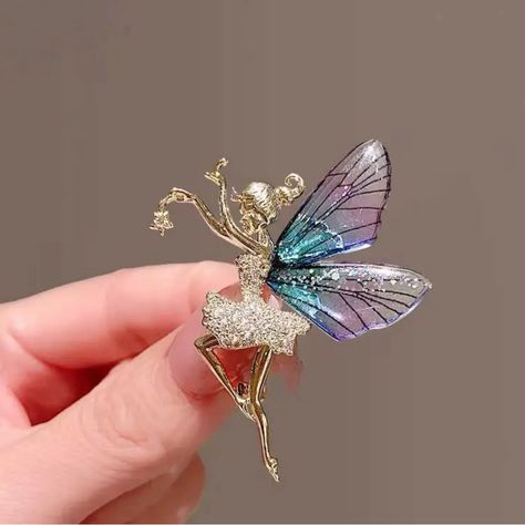 Dancing Fairy In Gold With Rhinestones And Semi-Transparent Wings. Fairy Brooch, Fairy Charms, Bee Brooch, Butterfly Brooch, Butterfly Shape, Pin Jewelry, Rhinestone Brooches, Elegant Accessories, Color Crystal