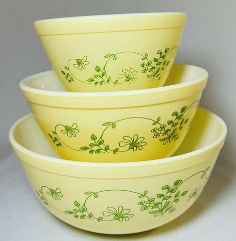 Pyrex Patterns Guide By Year, Rare Pyrex Patterns, Vintage Corningware Patterns, How To Display Vintage Dishes, Pyrex Patterns Guide, Pyrex Patterns Worth Money, Corningware Vintage Patterns, Vintage Glassware Display, Vintage Pyrex Display