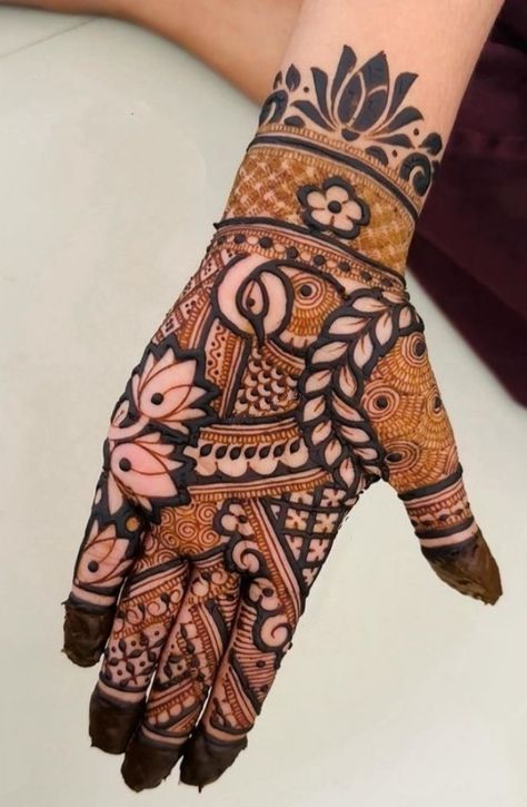 Best Palm Mehndi Designs, Mehandhi Designs Back Hand, Aesthetic Mahendiii Design, Modern Mehndi Designs Unique Back, Mehandi Designs Aesthetic, Arbic Mendhi Design, Mahendiii Design, Aesthetic Mehndi Design, Unique Mehndi Design