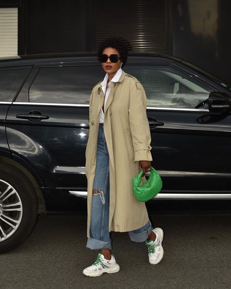 Green Sneakers Outfit, White Sneakers Outfit, Green Trench Coat, Sneakers Green, Shoes Chunky, Trench Coat Outfit, Green Sneakers, Green Coat, Coat Outfits