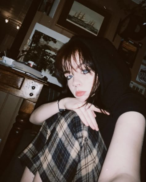 Cute Eye Makeup, Swag Makeup, Aesthetic Grunge Outfit, Hair Tips Video, Cute Tumblr Pictures, Aesthetic Japan, Cute Eyes, Grunge Photography, Pose Reference Photo