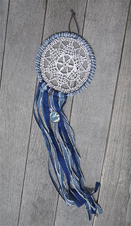 Denim Dream Catcher, Upcycled Denim Diy, Doily Crafts, Doilies Crafts, Denim Purse, Denim Diy, Upcycled Denim, Boho Designs, Dreamcatchers