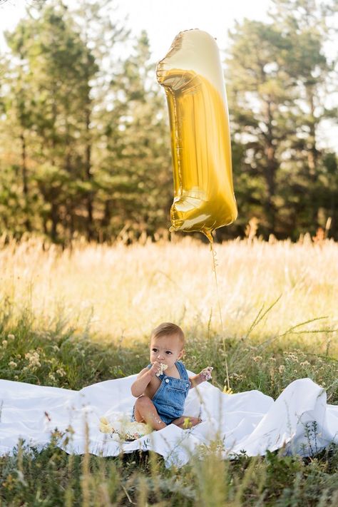 First Birthday Cake Smash Outdoor, Simple First Birthday Photoshoot Outside, Outside One Year Old Birthday Pictures, Outside Smash Cake Pictures, Simple 1 Year Photo Shoot, First Birthday Photos Outdoor, One Year Birthday Photoshoot Outdoor, One Year Photoshoot Ideas Outdoor, Outdoor 1 Year Photoshoot