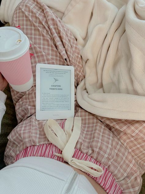 Reading On Kindle Aesthetic, Kindle Girl Aesthetic, Kindle Reading Aesthetic, Leen Core, Reading Kindle Aesthetic, Bookcore Aesthetic, Kindle Aesthetic, Reading Girl, Book Bucket