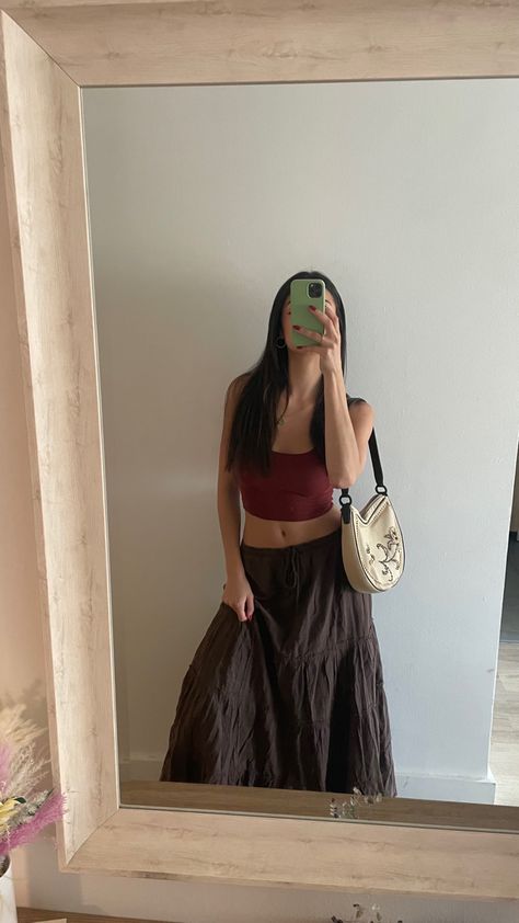 low rise flowy maxi skirt Low Waisted Midi Skirt, Low Rise Maxi Skirt Aesthetic, Low Rise Midi Skirt Outfit, Flowy Maxi Skirt Outfit, Boho Maxi Skirt Outfit, Maxi Skirt Outfit Aesthetic, Blundstone Outfits, Low Rise Outfit, Low Rise Skirt Outfit