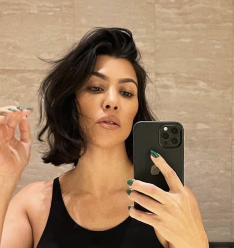 Kourtney Kardashian Hair, Sleek Short Hair, Kardashian Hair, Best Bob Haircuts, Corte Bob, Fall Hair Cuts, Travis Barker, Hot Hair Styles, Keeping Up With The Kardashians