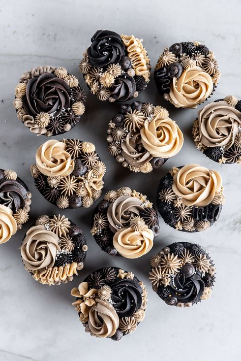 Espresso Buttercream, Guinness Cupcakes, Deco Cupcake, Elegant Cupcakes, Cupcake Decorating Tips, Dark Chocolate Cookies, Cupcake Cake Designs, Cupcakes Decorados, Cupcake Designs