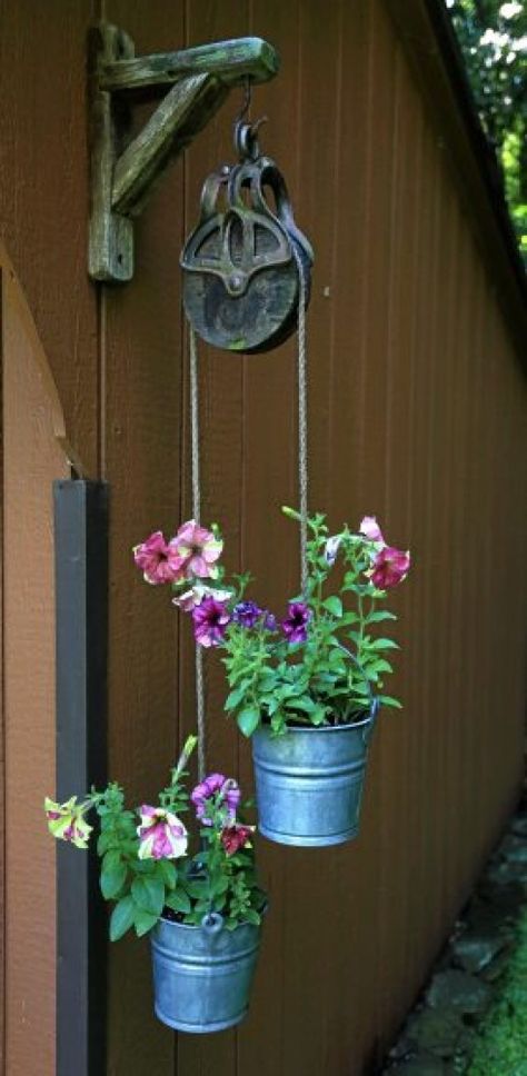 20 Amazing DIY Outdoor Planter Ideas To Make Your Garden Wonderful Planting Containers, Diy Planters Outdoor, Hanging Flower Pots, Spring Decor Diy, Spring Decoration, Fabulous Diy, Outdoor Planter, Hanging Flower, Planter Ideas