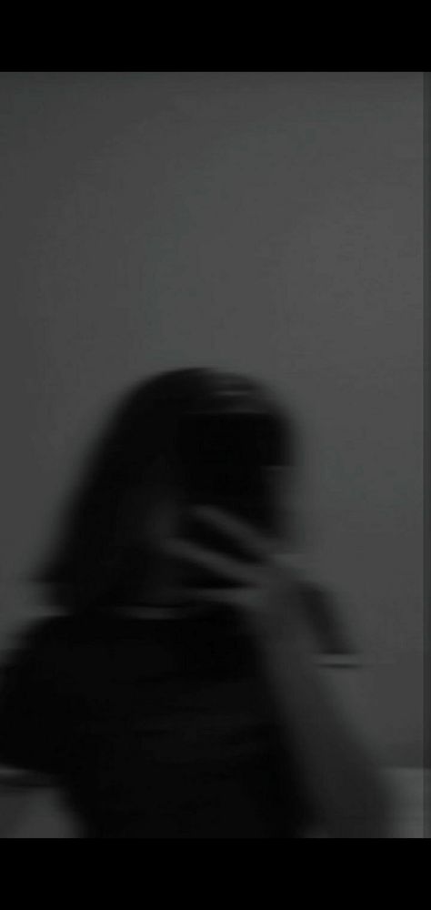 Short Hair Blurred Aesthetic, Short Hair Asthetic Picture Blur, Blurry Aesthetic Girl Short Hair, Blur Picture, Hair Mirror, Blur Photography, Short Dark Hair, Dark Wallpapers, Overnight Beauty