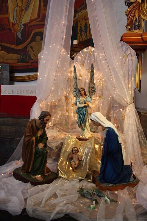 Pesebres Navidad Ideas Grandes, Pesebres Navidad Ideas Originales, Christmas Crib Ideas, Nativity Scene Display, Christian Christmas Decorations, Church Christmas Decorations, Christmas Nativity Set, Nativity Scenes, Happy Birthday Jesus