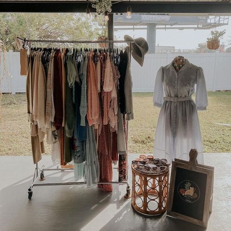 Vintage Clothing Booth Display, Pop Up Vintage Shop, Vintage Clothing Booth Display Ideas, Thrift Pop Up, Pop Up Thrift Shop Ideas, Vintage Clothing Booth, Pop Up Clothing Display, Clothing Booth Display Ideas, Clothing Pop Up Shop Ideas