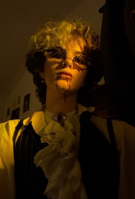 Vampire outfit. Interview with the vampire. Batglasses. What we do in the shadows. Aesthetic. Guy Vampire Costume, Interview With A Vampire Aesthetic, Interview With The Vampire Aesthetic, Vampire Costume Aesthetic, Outfit Interview, Shadows Aesthetic, Vampire Outfit, Vampire Party, Vampire Clothes