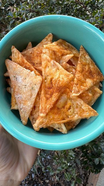 Kristysketolifestyle on Instagram: "Cheese Chips These chips are super easy to make and are quite delicious as is or dipped in salsa! 😋 You can use any thinly sliced cheese. I chose Colby Jack because it has zero carbs. RECIPE - Makes 24 chips 6 slices of thinly sliced Colby Jack cheese seasoning of choice STEPS: 1. Preheat oven to 250 degrees Fahrenheit. 2. Cut the cheese into 4 triangles. 3. Place on a parchment lined baking sheet, spread apart. 4. Bake for 35 minutes. 5. Sprinkle wit Keto Cheese Chips, Sliced Cheese, Delicious Dips Recipes, Cheese Chips, Colby Jack, Keto Cheese, Colby Jack Cheese, Keto Diet Food List, Keto Cooking