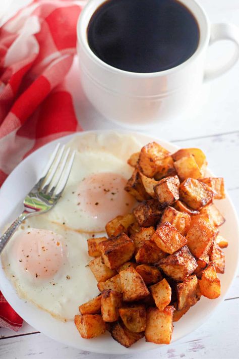 Air Fryer Breakfast Potatoes, Air Fryer Breakfast, Potato Breakfast Recipes, Breakfast Sides Dishes, Breakfast Sides, Recipe For Breakfast, Fall Appetizers, Yellow Potatoes, Kitchen Fun