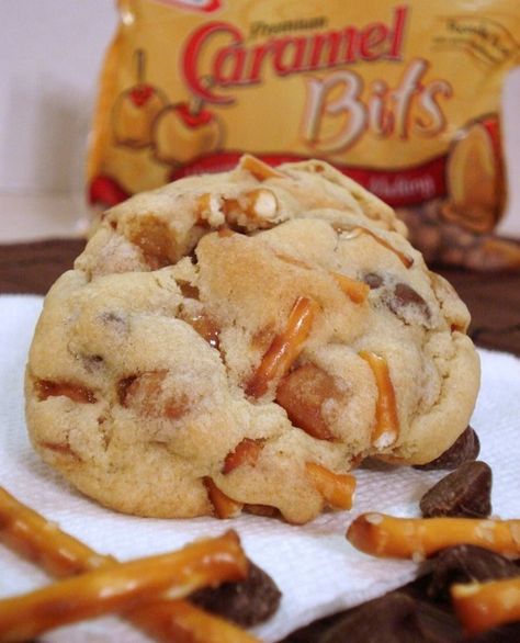 Caramel Pretzel Chocolate Chip Cookies | foodsweet | foodsweet Pretzel Chocolate Chip Cookies, Pretzel Chocolate, Caramel Bits, Caramel Pretzels, Kolaci I Torte, Dessert Aux Fruits, Strawberry Cookies, Chocolate Pretzels, Crumpets