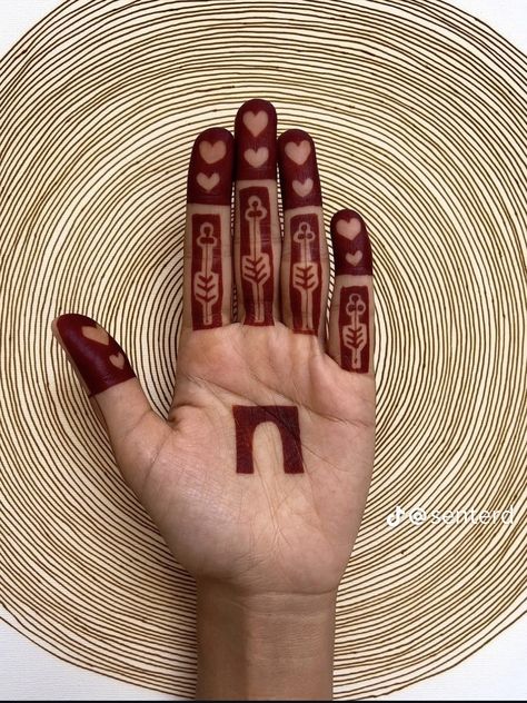 Simple Henna Art, Nizwa Oman, Traditional Henna Designs, Indian Henna Designs, Cute Henna Designs, Unique Henna, Cute Henna, Finger Henna Designs, Mehndi Designs 2018