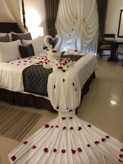 Wedding Bedroom Decoration Romantic, Bad Room Decoration, Romantic Room Design, Wedding Bedroom Decoration, Bridal Suite Decor, Romantic Hotel Rooms, Wedding Night Room Decorations, Romantic Room Surprise, Romantic Room Decoration