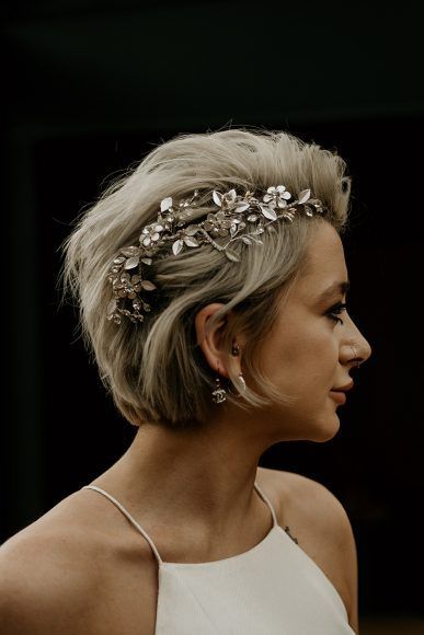 Bride Hair Accessories Short Hair, Short Hair Bridal Accessories, Short Wedding Hair Styles For Bride, Short Hair Styling Ideas For Wedding, Masc Wedding Hairstyles, Short Hair Wedding Accessories, Very Short Wedding Hairstyles, Very Short Hair Wedding Styles, Short Brown Hair Wedding Styles