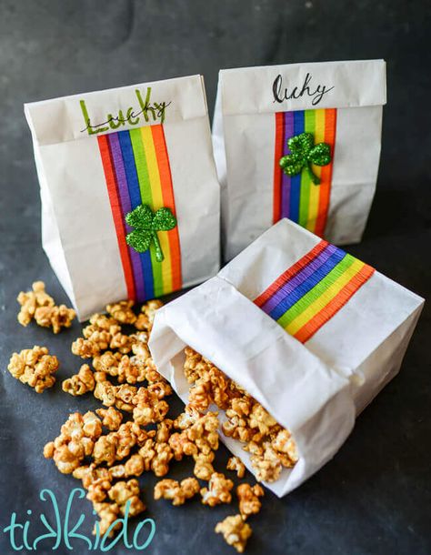 Diy St Patrick's Day Crafts, Homemade Caramel Corn, Party Goodie Bags, Rainbow Treats, St Patrick Day Treats, Recycled Crafts Kids, Rainbow Theme Party, Rainbow Parties, Edible Crafts