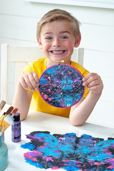 DIY Galaxy Painting Craft for Kids | Crafts by Courtney | Americana Acrylics & DecoArt Galaxy Glitter Diy Galaxy Painting, Galaxy Painting Tutorial, Painting Crafts For Kids, Galaxy Crafts, Space Art Projects, Tutorial Embroidery, Space Crafts For Kids, Sistem Solar, Diy Galaxy