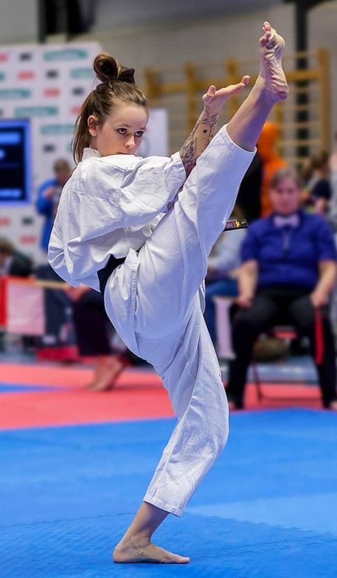 Female Athlete Pose, Martial Art Poses, Sports Photography Action, Martial Arts Poses, Martial Arts Photography, Women Karate, Female Martial Artists, Karate Martial Arts, Action Pose Reference