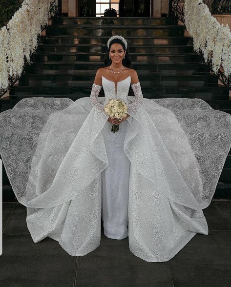 Wedding Dresses With Detachable Skirt, Lebanese Wedding Dress, Dresses With Detachable Skirt, Detachable Train Wedding Dress, Extravagant Wedding Dresses, Beaded Wedding Gowns, Detachable Skirt, Extravagant Wedding, Boda Mexicana