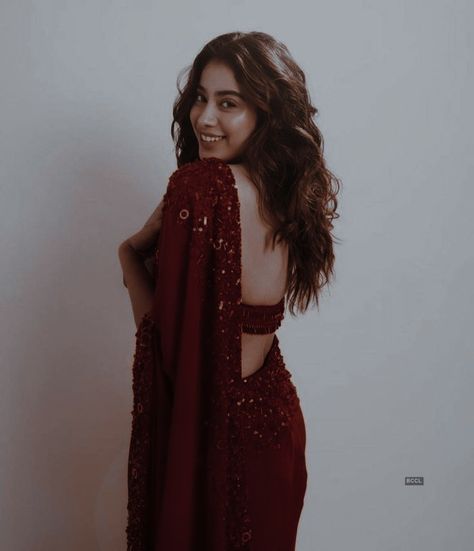 Look Gatsby, Farewell Sarees, Indian Dress Up, Indian Dresses For Women, Sarees For Girls, Simple Saree Designs, Janhvi Kapoor, Saree Poses, Fancy Sarees Party Wear