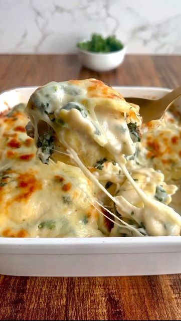 Sara Stewart, MS, CNS on Instagram: "cheesy chicken & spinach ravioli bake! 🫶🏻 a guaranteed crowd pleaser that’s six ingredient-easy and arms you up in all the right waayyss. ✨ this recipe is ultra versatile and can be made the night before for ease. let’s break it down: ~ ravioli: go with your favorite! sauce: jarred alfredo, babyy. again, go with whichever brand you love most (I’m a big fan of @raoshomemade) ~ chicken: rotisserie for convenience, but feel free to cook it yourself or use any leftovers you have on hand ~ spinach: frozen! simply microwave and pat dry before adding to the baking dish ~ cheese: two types because the more the merrier. you can substitute pecorino for parmesan or gouda for mozzarella and that’s it! layer it up, bake it up, and enjoy! CHEESY CHICKEN & SPI Sara Haven, Spinach Feta Chicken, Creamy Spinach Chicken, Chicken Ravioli, Chicken Rotisserie, Spinach Ravioli, Ravioli Bake, Feta Chicken, Chicken Spinach