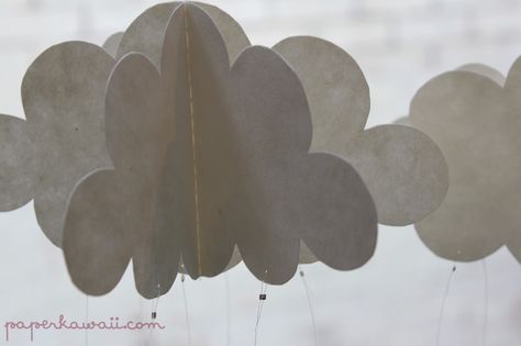 Learn how to make these beautiful 3 dimensional clouds! Follow these simple photo step by step instructions, they look so cute!!! :D Things To Hang From Ceiling, Diy Baby Mobile Tutorial, Paper Kawaii, Cloud Party, 3d Clouds, Paper Clouds, Hanging Clouds, Hot Air Balloon Party, Paper Mobile