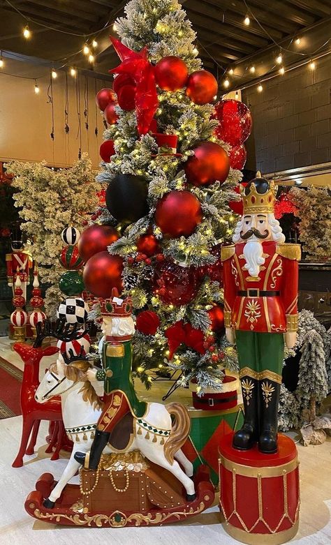 Nutcracker Themed Christmas Decor Ideas, Circus Christmas Tree, Nutcracker Themed Christmas Decor, Nutcracker Christmas Theme, Clothes Combination, Nutcracker Christmas Tree, Red Gold Christmas, Red And Gold Christmas Tree, Nutcracker Christmas Decorations