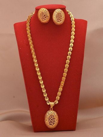 Dubai Gold Jewelry, Unique Gold Jewelry Designs, Gold Jewelry Simple Necklace, Gold Chain Design, Gold Bridal Jewellery Sets, Gold Jewelry Stores, Gold Jewelry Sets, Gold Jewelry Simple, Gold Bangles Design