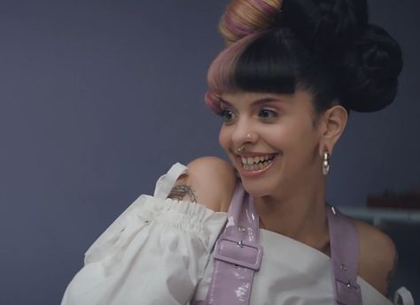 Mad Hatter Music Video // Melanie Martinez Melanie Martinez Mad Hatter, Mad Hatter Melanie, Mealine Martinez, Celebrity Look Alike, Celebrity Style Red Carpet, Body Picture, Celebrity Art, Famous Celebrities, Mad Hatter