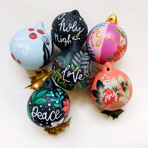 Handpainted Christmas Balls, Pinterest Christmas Crafts, Hand Painted Bauble, Handpainted Christmas Ornaments, Handmade Christmas Crafts, Painted Christmas Ornaments, Ornament Ideas, Instagram Christmas, Diy Holiday Decor