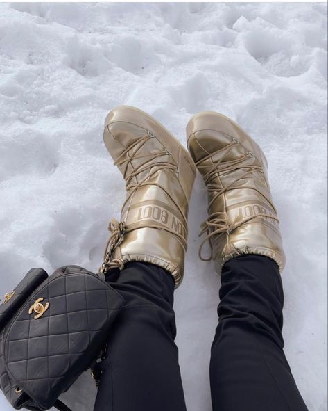 Nobu Recipe, Moon Boots Outfit, Ski Outfit For Women, Ski Fits, Apres Ski Outfits, Apres Ski Style, Ski Outfit, Gold Outfit, Moon Boot