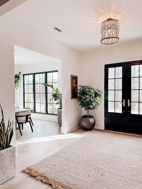 Matilda Espy, Foyer Ideas Entryway, Stunning Interior Design, Foyer Design, Home Entrance Decor, Minimal Decor, Entrance Decor, Studio Mcgee, Hallway Ideas