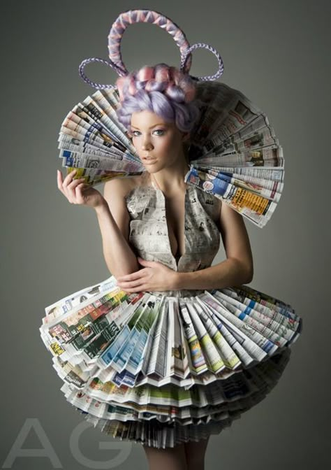 Recycled Dress Ideas | Check out these creative ways to recycle:          -- looks like something Effie Trinket would wear...--- Recycled Dress Ideas, Recycled Costumes, Trash Fashion, Newspaper Dress, Effie Trinket, Costume Carnaval, Paper Clothes, Recycled Dress, Halloween Decorations Diy Outdoor