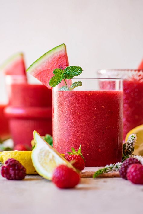 This raw and vegan watermelon smoothie is a bit of a mix between a smoothie and a juice because of all the water in the melon, but mixed with citrus, strawberries, and raspberries, it's the best summery drink. Lemonade Smoothie Recipes, Snack Plant, Strawberry Watermelon Smoothie, Vegetarian Gourmet, Juice Aesthetic, Mint Juice, Melon Juice, Plant Based Smoothies, Lemonade Smoothie