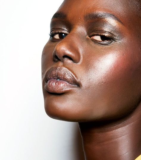 We list the fall makeup trends that are easy to pull off with advice from top makeup artists. Read all about it here. Best Retinol, Fall Makeup Trend, Best Face Serum, Extremely Dry Skin, Top Makeup, Best Serum, Beauty Tips For Face, Top Makeup Products, Retinol Serum