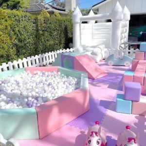 Party Rental Ideas, Baby Play Areas, Soft Play Area, Soft Play Equipment, Kids Deco, Birthday Party Theme Decorations, Soft Play, Ball Pit, Bounce House