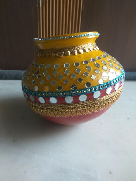 Matki Making Ideas, Matka Painting Designs For Marriage, Diy Matka Decoration, Matki Decoration Ideas For Kids, Mud Pot Painting Ideas Indian, Matka Decoration Pots Wedding, Matka Decoration Pots, Pot Decorating Ideas Indian, Matki Decoration Ideas