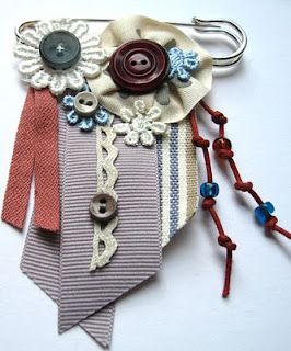 diy kilt pin brooch....I just love these talented pinners.... Brooches Diy, Diy Brooch, Kilt Pin Brooches, Safety Pin Jewelry, Found Object Jewelry, Kilt Pins, Safety Pin Brooch, Fabric Brooch, Brooch Diy