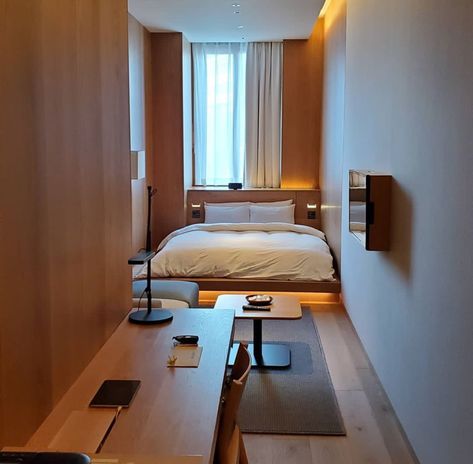 Micro Hotel Room, Small Hotel Room Interior Guest Bedrooms, Muji Hotel Interior Design, Muji Bedroom Small Spaces, Small Hotel Room, Small Room Interior, Hostels Design, Hotel Room Design, Tiny Apartments