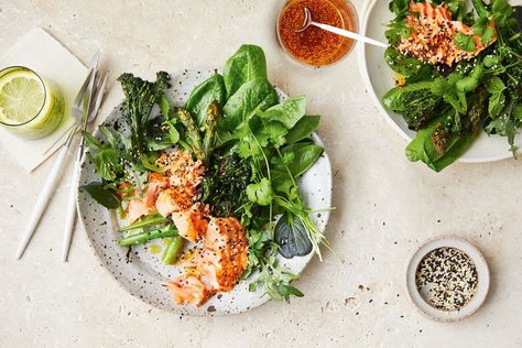 This easy salmon recipe is perfect for a spring dinner. Perricone Diet, Salmon With Spinach, Maple Glazed Salmon, Flaked Salmon, Keto Salmon, Salmon Spinach, Easy Salmon Recipes, Spring Dinner, Glazed Salmon