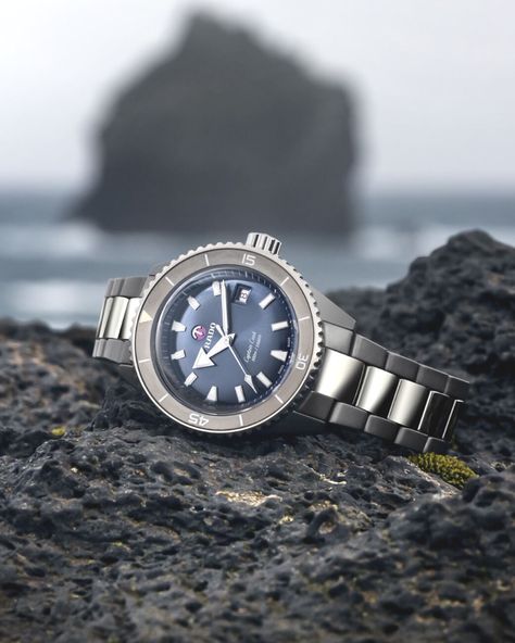 Who but Rado could have come up with such a result? A true ISO 6425 certified diver's watch with a ceramic case that faithfully reflects the tradition of the House's most famous diver's watch, with its unmistakable line embellished with ceramic details. Discover the Rado Captain Cook High-Tech Ceramic Diver, available in three fascinating color versions. #NOBLEANDSTYLE #RadoCaptainCookDiver Rado Captain Cook, Rado Watch, Captain Cook, Diver Watch, Divers Watch, Watch Winder, Five Points, Dive Watches, Wave Pattern