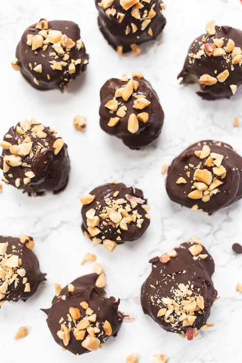 These NO BAKE Banana Snickers Bites are a healthy sweet treat that tastes like candy Banana Snickers, Snickers Bites, Frozen Yogurt Bites, Nutritious Desserts, Peanut Butter Yogurt, Yogurt Bites, Simply Quinoa, Banana Bites, Dairy Free Yogurt